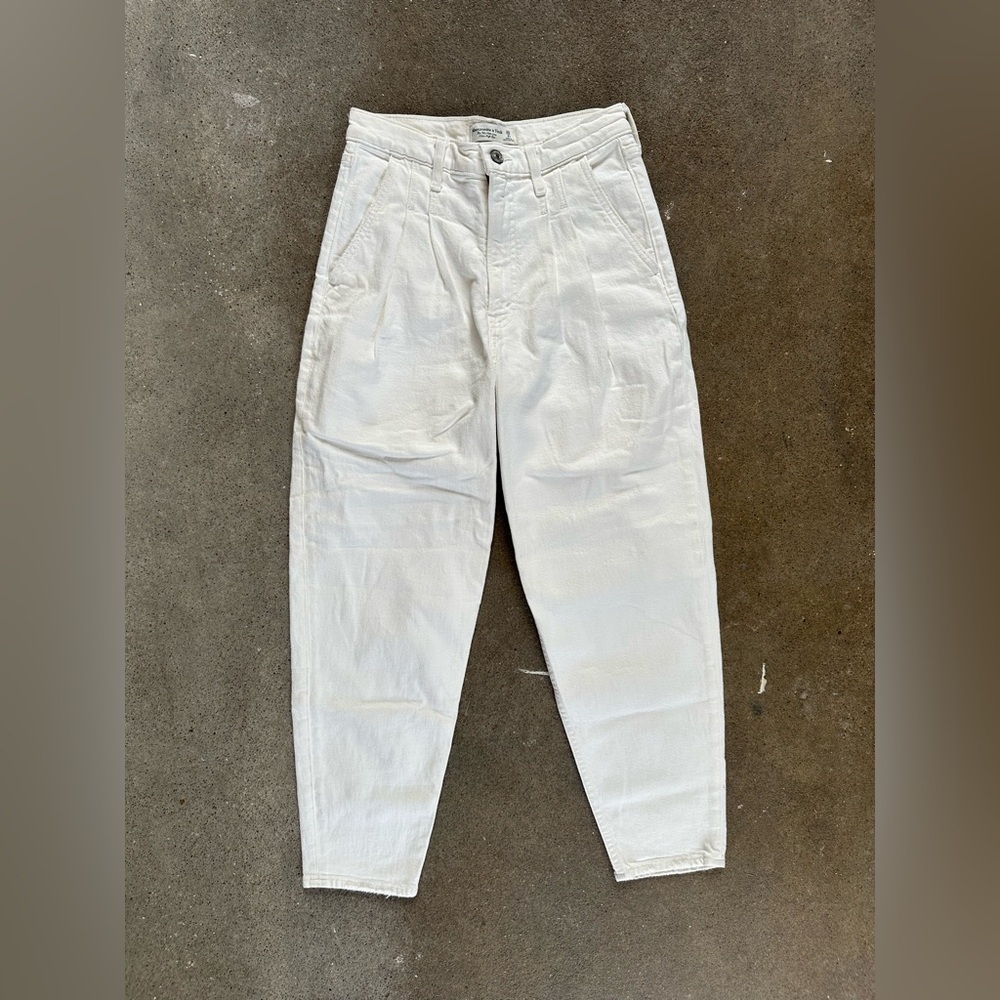 Abercrombie & Fitch The ‘80s Mom Jean Ultra High Rise in White Sizs 26|2R Denim